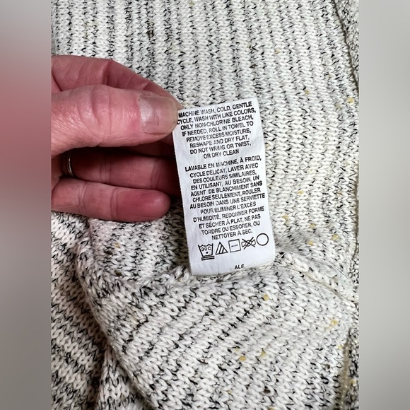 COLUMBIA Beige heather knit V‎ neck pullover size M. - Picture 10 of 12